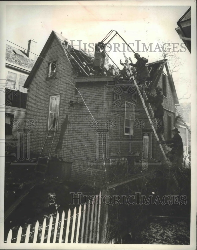 1972 Press Photo Milwaukee Firemen remove a bed frame from burned out home- Historic Images