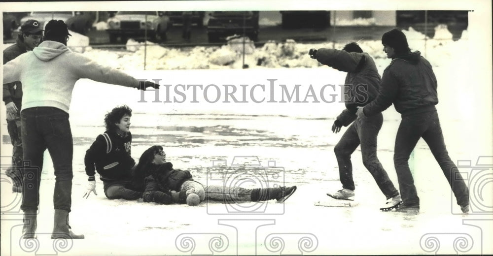 1988 Press Photo Newburg Wisconsin softball player collision - mjb70620- Historic Images