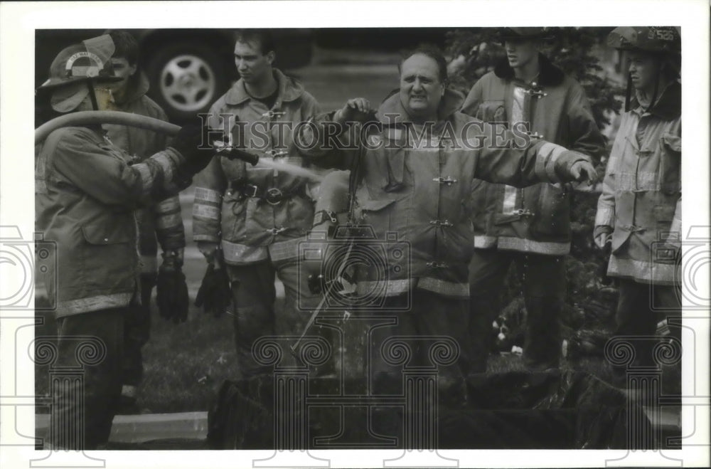 1993 Press Photo New Berlin firemen spray themselves down after fighting blaze- Historic Images