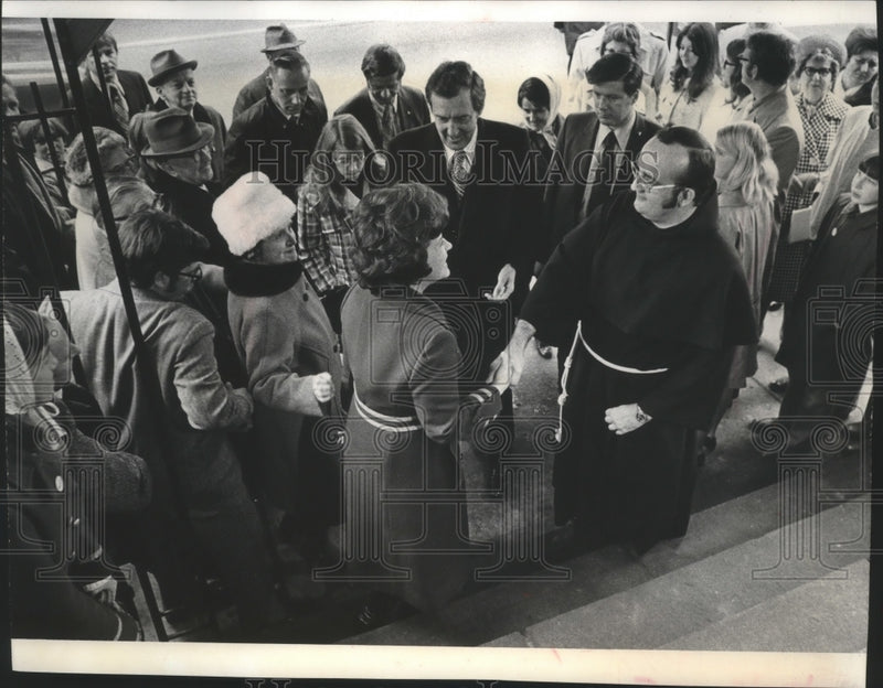 Load image into Gallery viewer, 1972 Press Photo Father Ralph Vala with senator at St. Josaphat's Basilica
