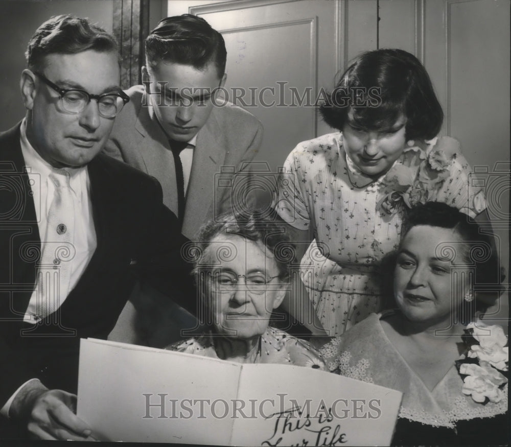 1954 Press Photo Judge Harvey L. Neelen with mother, wife, son, and daughter