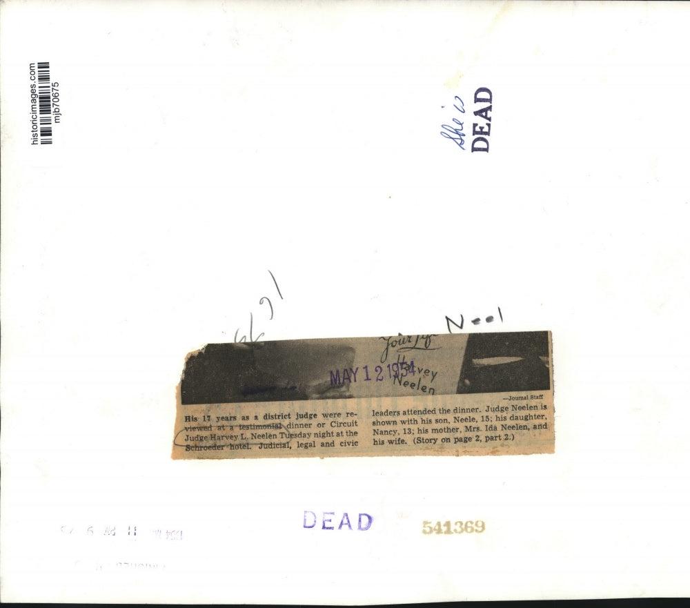 1954 Press Photo Judge Harvey L. Neelen with mother, wife, son, and daughter