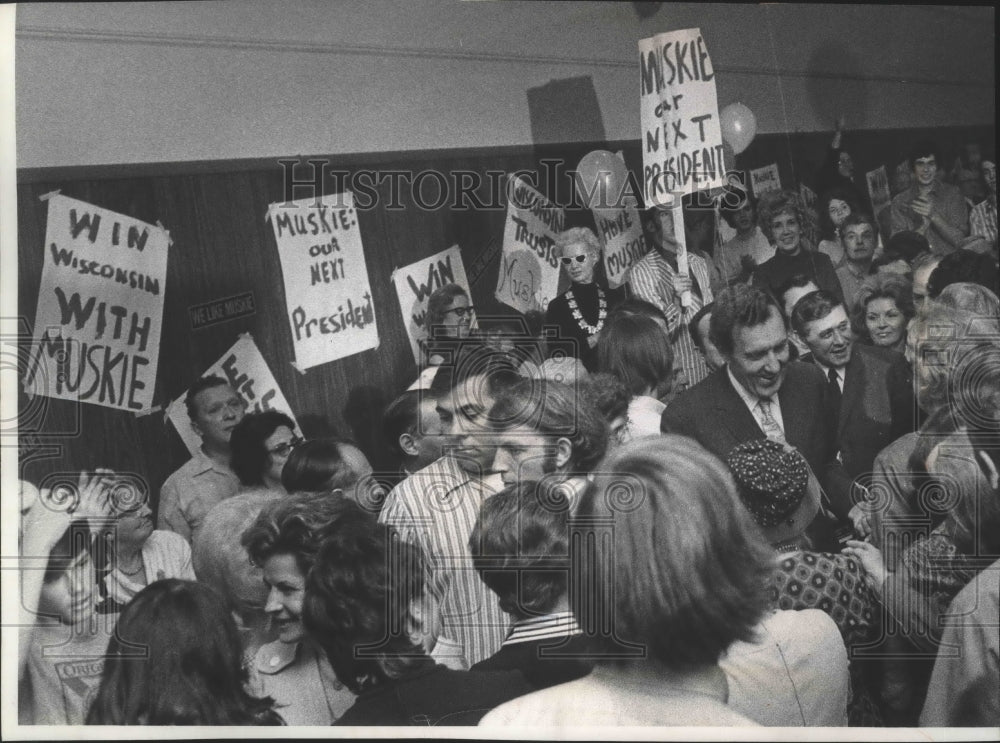 1971 Press Photo Senator Edmund Muskie at Serb Memorial Hall, Milwaukee- Historic Images