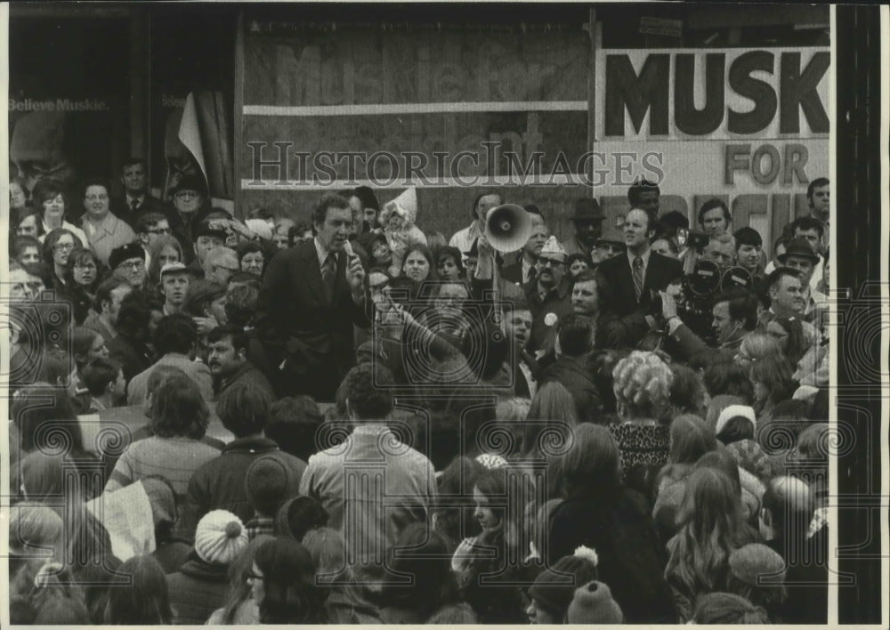 1972 Press Photo Rally for Senator Edmund Muskie at Milwaukee headquarters