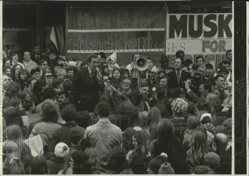 Load image into Gallery viewer, 1972 Press Photo Rally for Senator Edmund Muskie at Milwaukee headquarters
