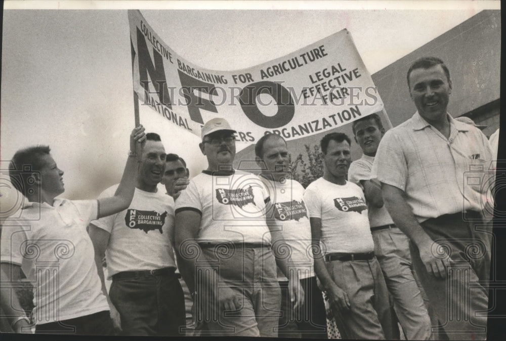 1963 Press Photo members of National Farmers Organization march in Milwaukee- Historic Images