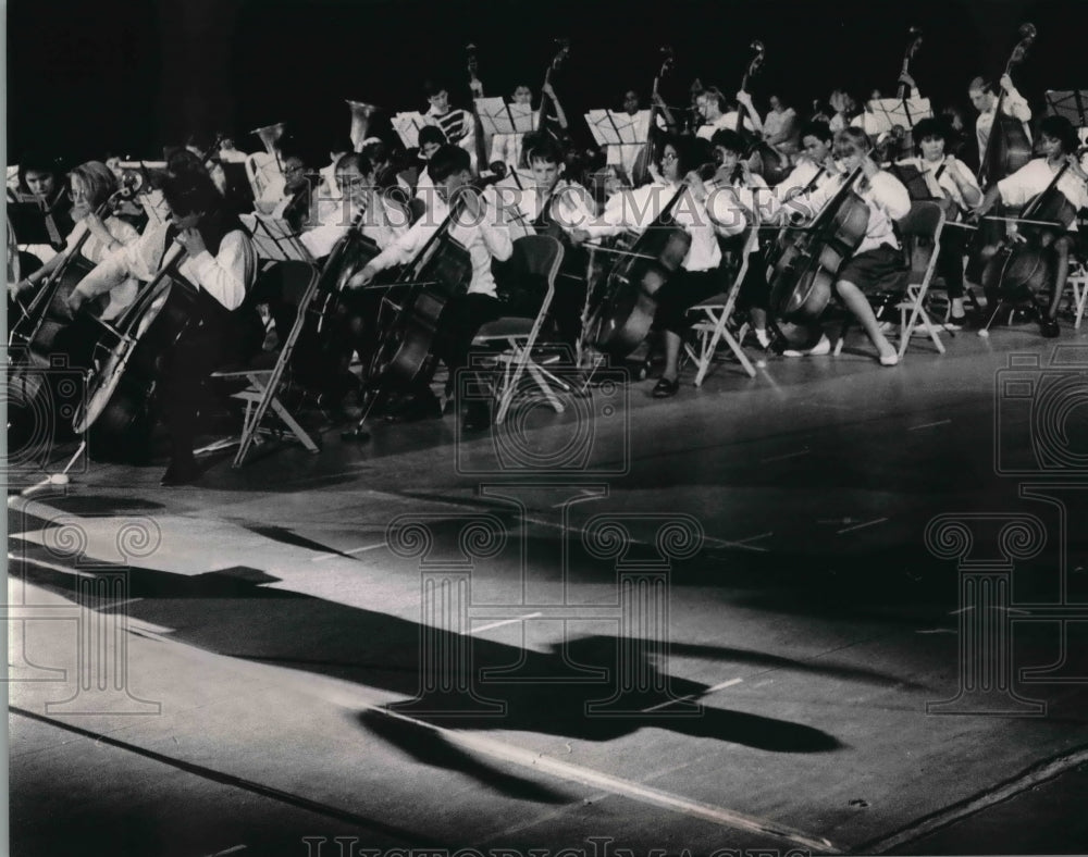 1990 Press Photo Conductor Charles Randolph directs Milwaukee school children- Historic Images