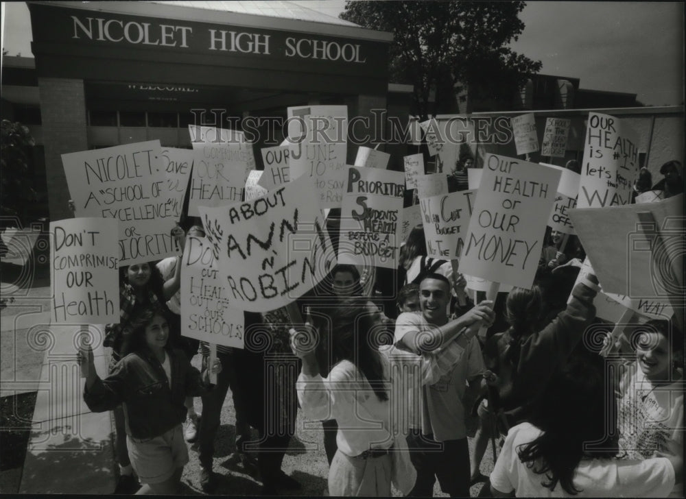 1993 Press Photo Students protest at Nicolet High School in Glendale, Wisconsin- Historic Images