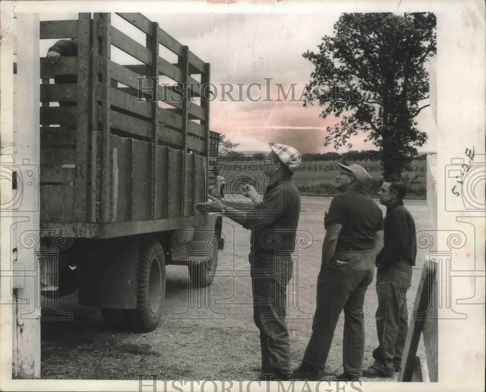 1962 Press Photo Farmers Organization and Robert Manke ask withholding of stock- Historic Images