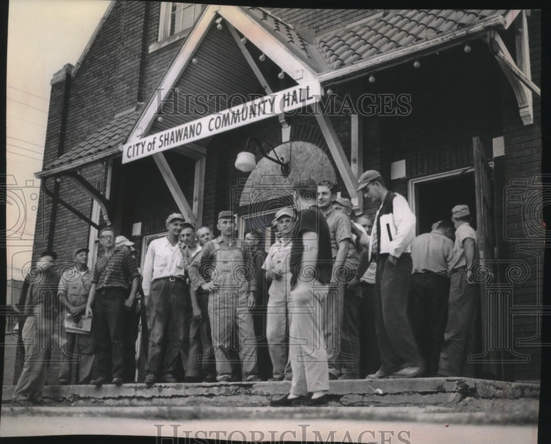 Load image into Gallery viewer, 1964 Press Photo Hundreds of farmers gather in Shawano after two are killed.
