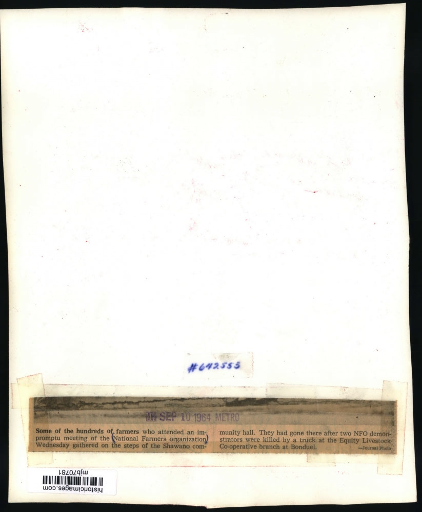 1964 Press Photo Hundreds of farmers gather in Shawano after two are killed.