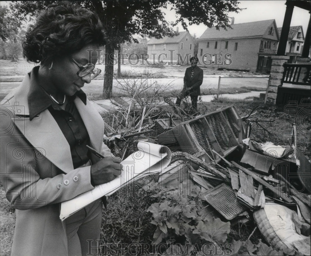 1977 Press Photo  Alderman Roy Nabors, assistant Mrs. Benny Hickman, Milwaukee- Historic Images