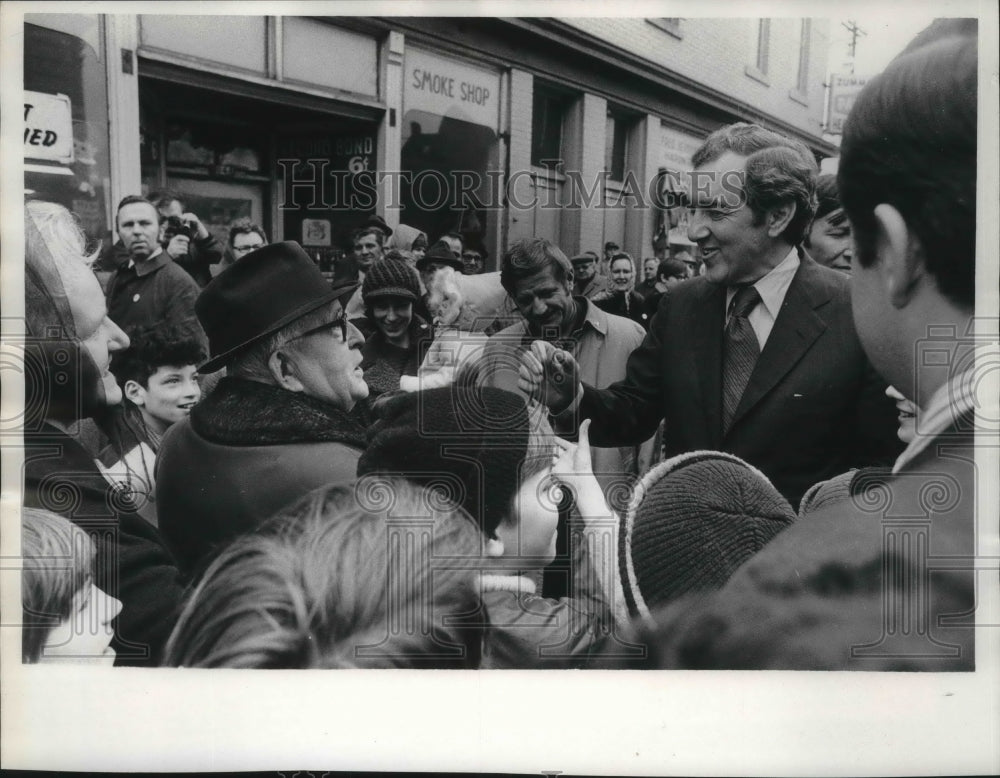 1972 Press Photo Senator Edmund Muskie with supporters near his headquarters