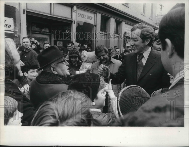 Load image into Gallery viewer, 1972 Press Photo Senator Edmund Muskie with supporters near his headquarters
