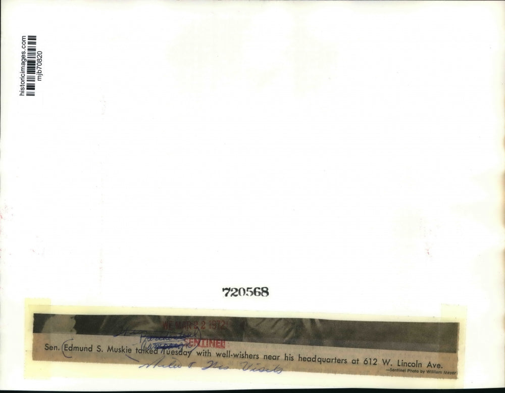 1972 Press Photo Senator Edmund Muskie with supporters near his headquarters