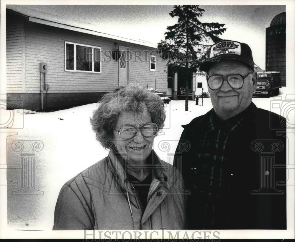 1990 Press Photo Vira and Harold Neitzel in front of their new home - Historic Images