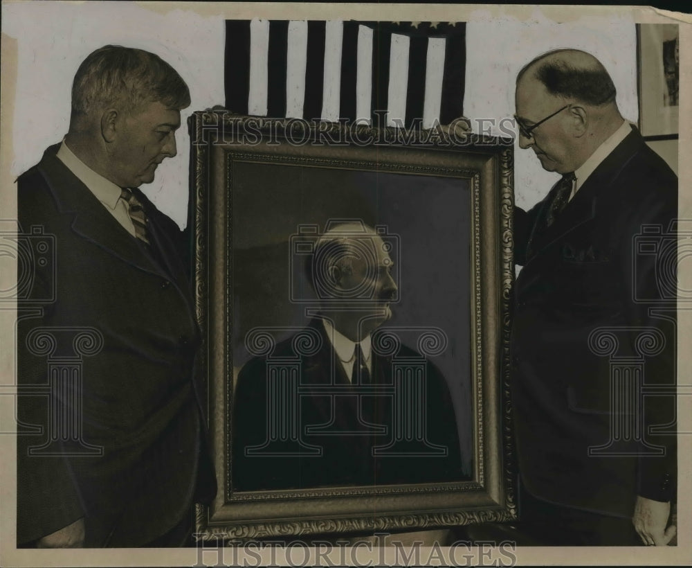 1931 Press Photo Judge George Page and Al Wlmot review portrait of Neele Neelen- Historic Images