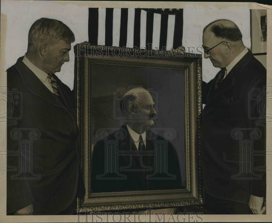 1931 Press Photo Judge George Page and Al Wlmot review portrait of Neele Neelen- Historic Images