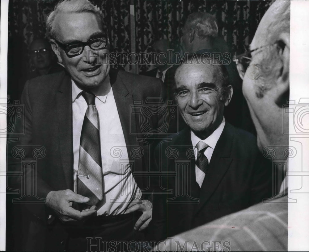 1971 Press Photo Judge Harvey Neelen and Harry Tashkin remember Marquette days
