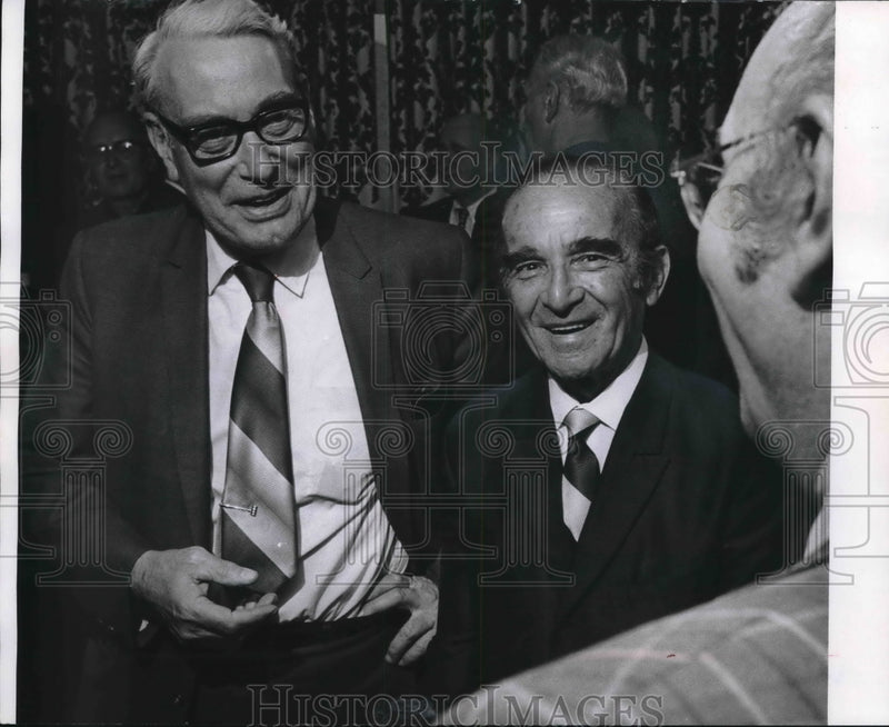 Load image into Gallery viewer, 1971 Press Photo Judge Harvey Neelen and Harry Tashkin remember Marquette days
