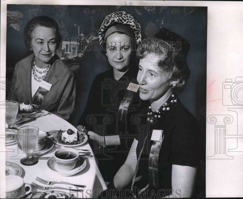 Load image into Gallery viewer, 1968 Press Photo Mrs.Harvey Neelen, Mrs. Christ Saraphim, and Mrs. Leander Foley
