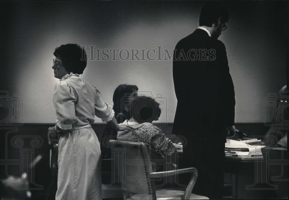 1988 Press Photo Mary Neder testifies in court for son, Matthew, Waukesha- Historic Images