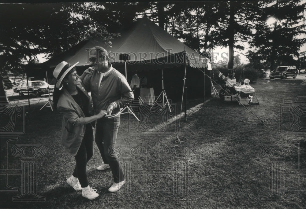 1992 Press Photo No No McGaw and Art Hestekin dance, Newbury, Wisconsin- Historic Images