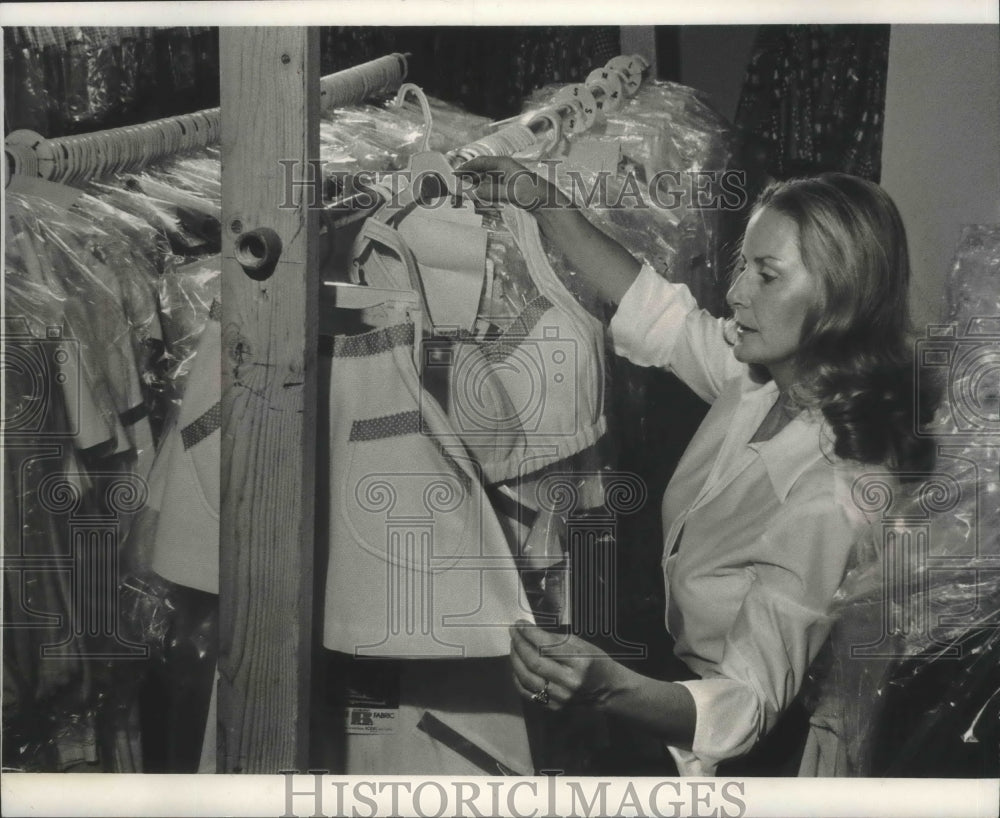 1978 Press Photo Ute Nauert in stockroom of her manufacturing firm, Tennis Star