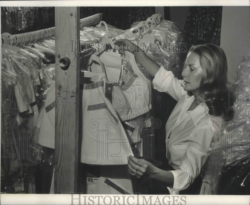 Load image into Gallery viewer, 1978 Press Photo Ute Nauert in stockroom of her manufacturing firm, Tennis Star

