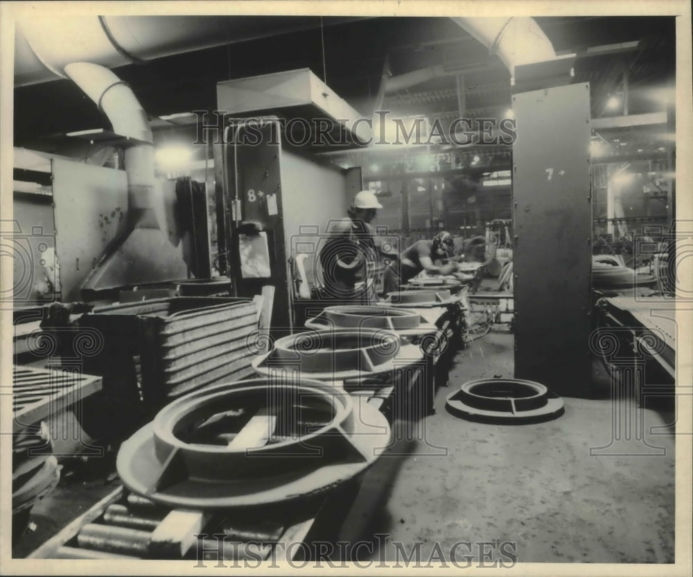 1985 Press Photo Neenah Foundry, Wisconsin: at home in the manholes- Historic Images