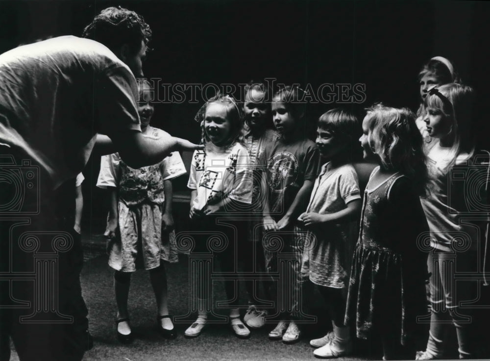 1990 Press Photo Douglas Love and students at National Children's Theatre School- Historic Images