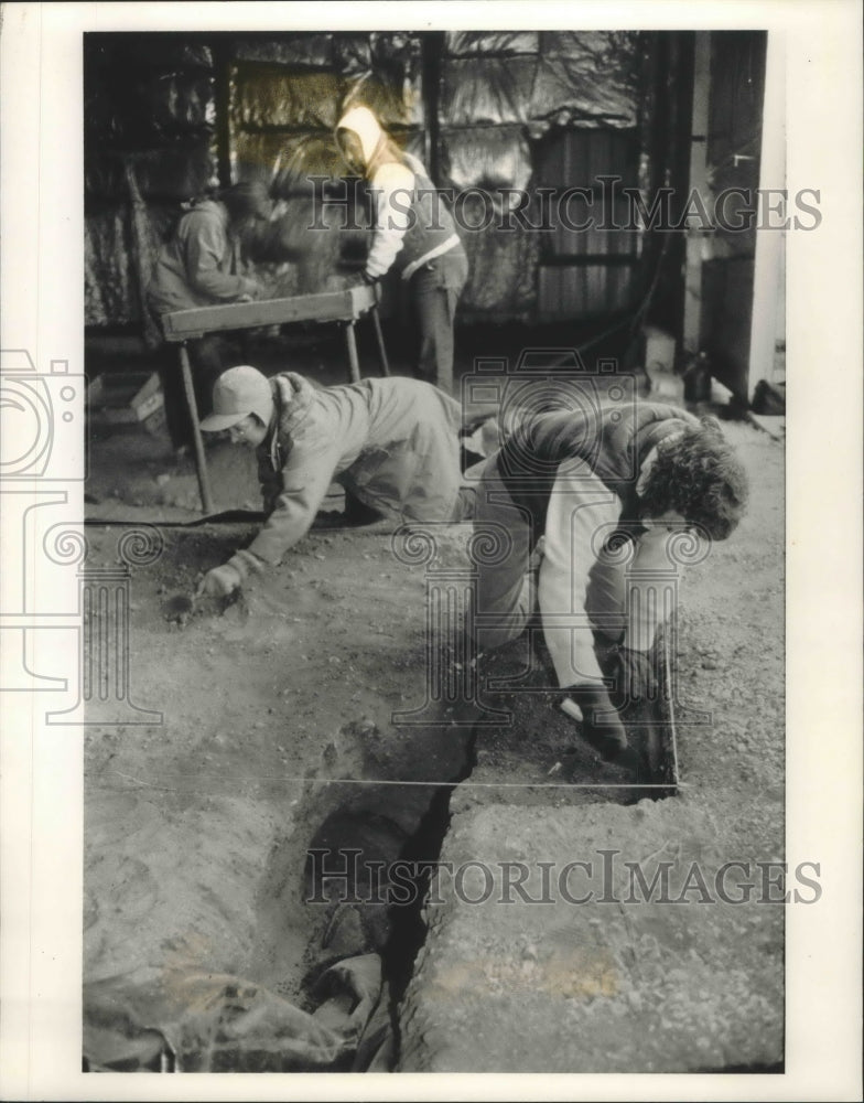 1992 Press Photo Diane Holliday uses a trowel to excavate Indian burial site.- Historic Images