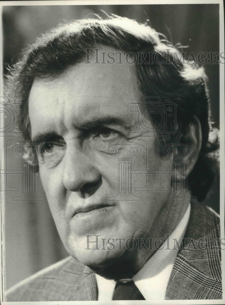 1976 Press Photo Edmund Muskie before delivering democratic answer - Historic Images