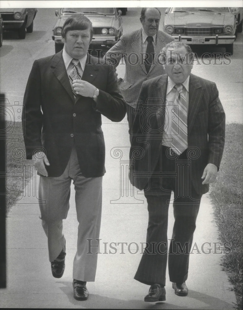 Load image into Gallery viewer, 1975 Press Photo Henry Nechy, Universal Builders, Inc., Wisconsin - mjb71365
