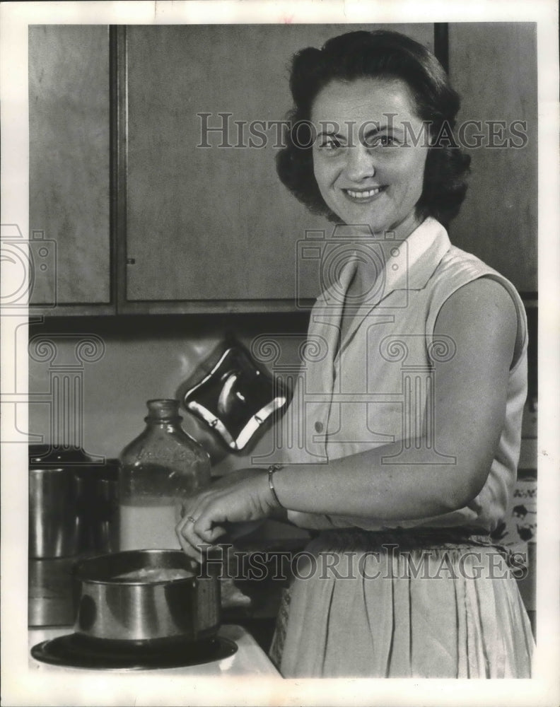 1964 Press Photo Mrs. Chester Nesheim Jr., &quot;Alice in Dairyland,&quot; 15 years later.- Historic Images