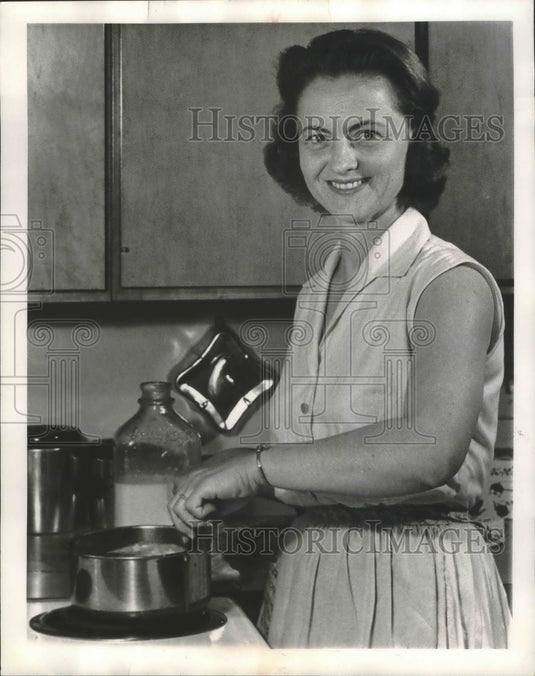 1964 Press Photo Mrs. Chester Nesheim Jr., "Alice in Dairyland," 15 years later.- Historic Images