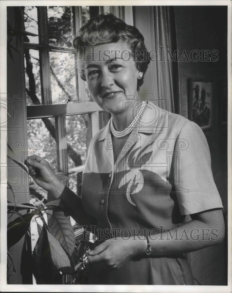 1963 Press Photo Mrs. Raine poses, widow of Dr. Raine consultant Wood hospital.