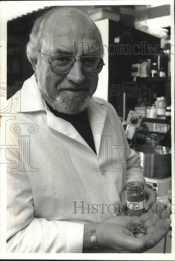 1992 Press Photo Dale Norris in lab, shows vitamins boost plants immune systems.- Historic Images