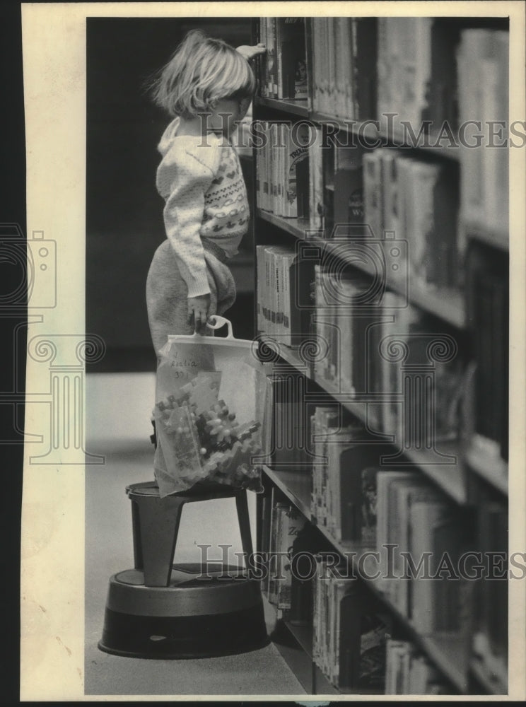 1986 Press Photo Angela Sodemann, Muskego, stood on library stool - mjb71534- Historic Images