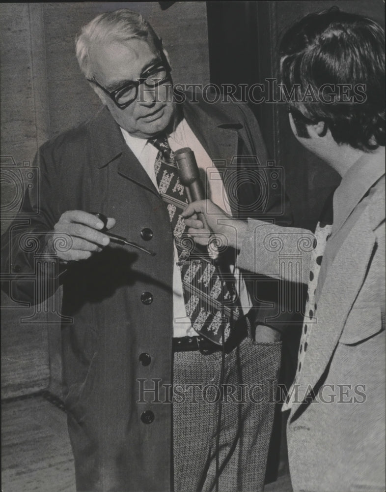 1973 Press Photo Judge Harvey L. Neelen talks to reporter after injunction- Historic Images