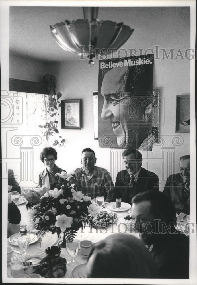 Load image into Gallery viewer, 1972 Press Photo Edmund Muskie has family meal at Clay Smith farm, Milwaukee
