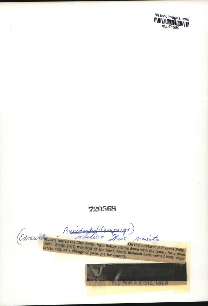 1972 Press Photo Edmund Muskie has family meal at Clay Smith farm, Milwaukee