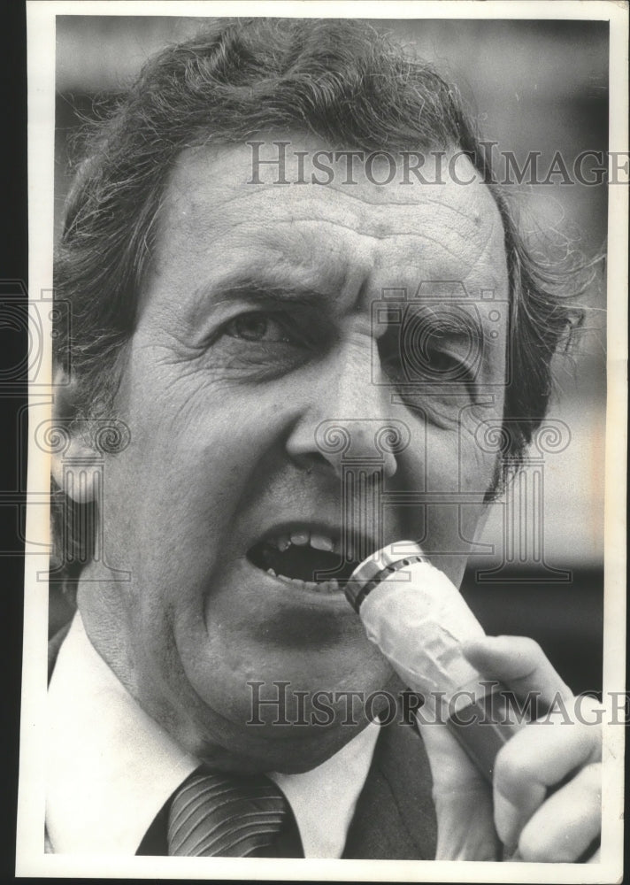 Load image into Gallery viewer, 1972 Press Photo Edmund Muskie spoke outside South Side headquarters, Milwaukee
