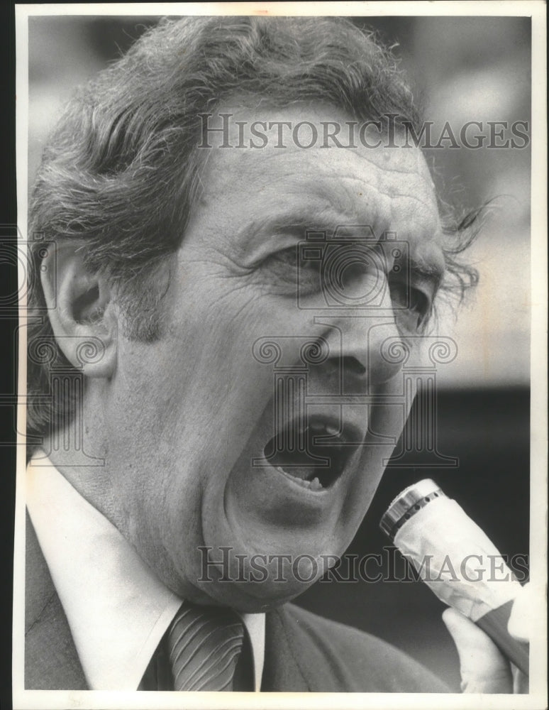 Load image into Gallery viewer, 1972 Press Photo Edmund Muskie spoke outside South Side headquarters, Milwaukee
