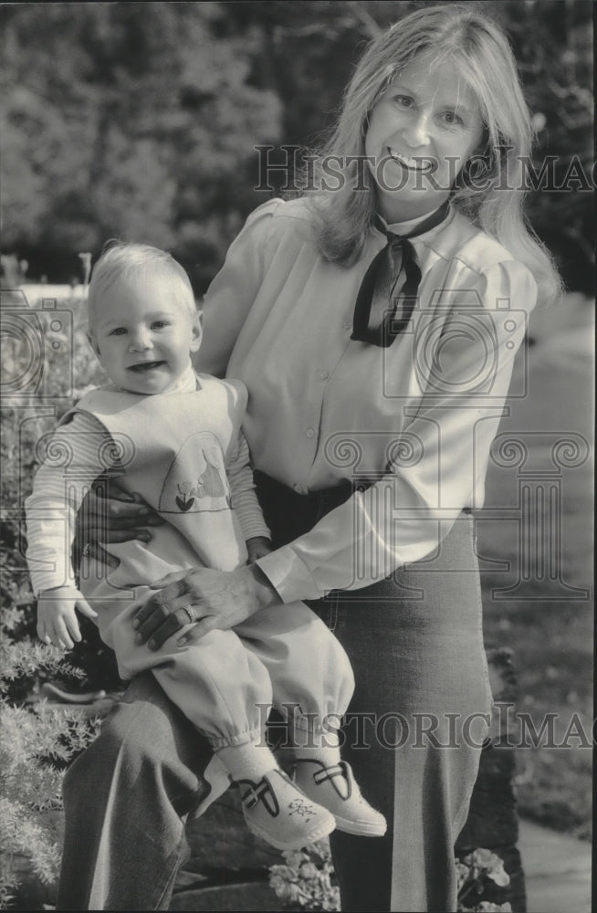 1983 Press Photo Clothing Designer Ute Nauert with granddaughter, Milwaukee- Historic Images