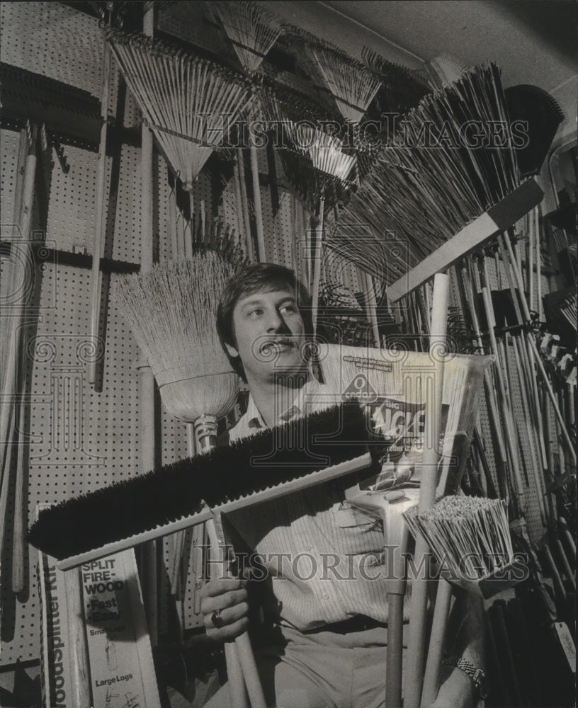 1978 Press Photo William Rotter, general manager of National Hardware. - Historic Images