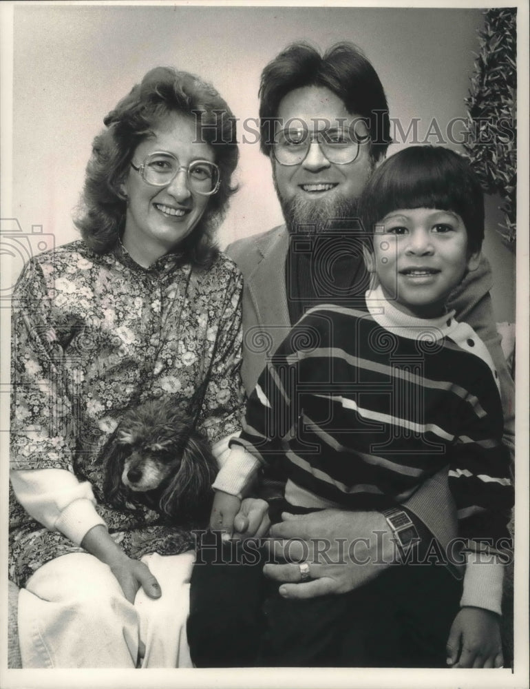 1988 Press Photo Kathleen and Charlie Neuman with their adopted son Moises- Historic Images