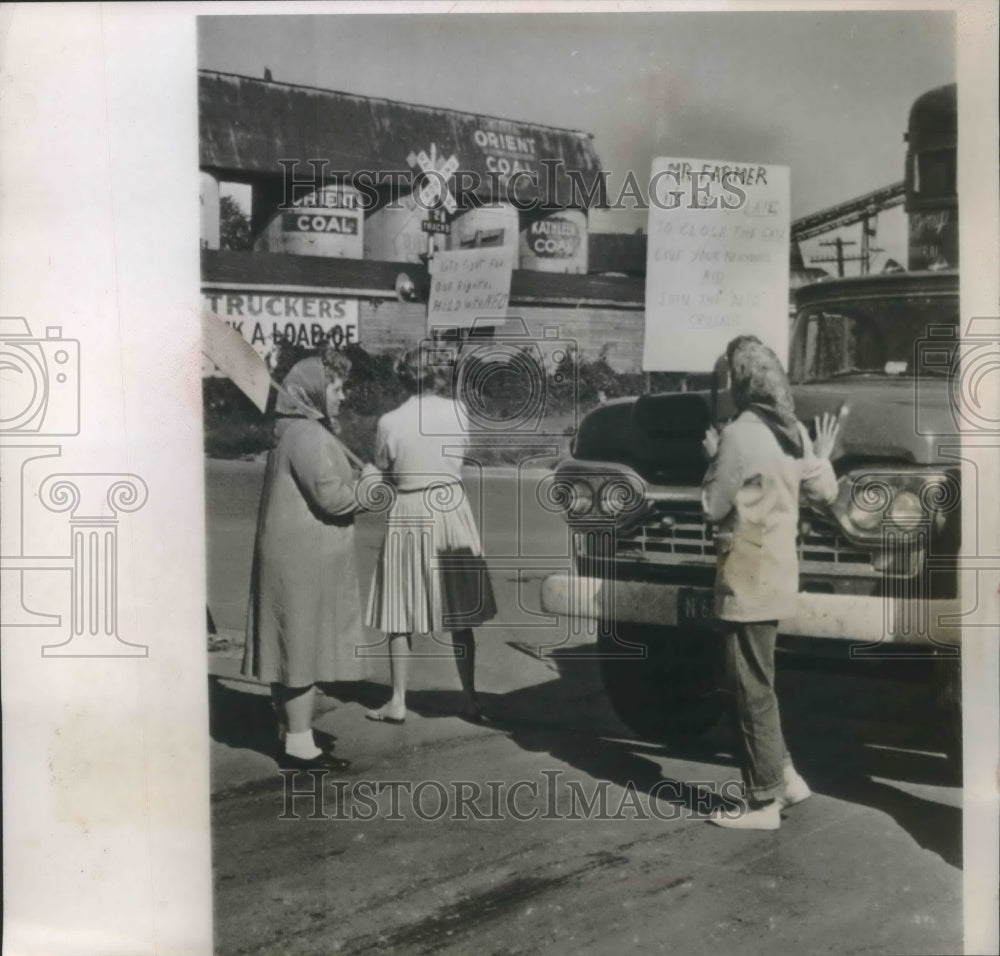 1962 Press Photo National Farmers Organization wives picket at Madison Wisconsin- Historic Images