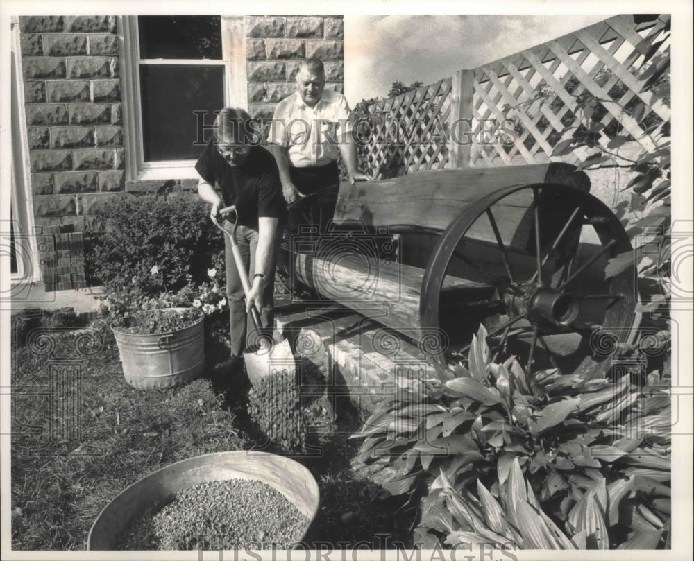 1992 Press Photo Mike Weymand (L) and Joe Becker, Neosho&#39;s old village hall- Historic Images