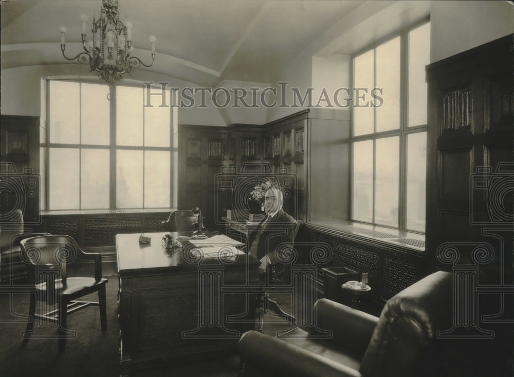 1966 Press Photo L. W. Nieman, sitting in his large office at Milwaukee Journal.- Historic Images